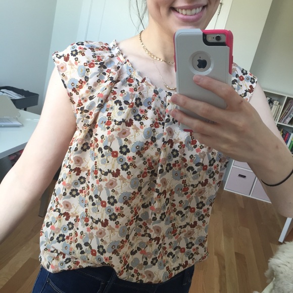 LC Lauren Conrad Ivory Floral Pleated Top - Picture 3 of 9